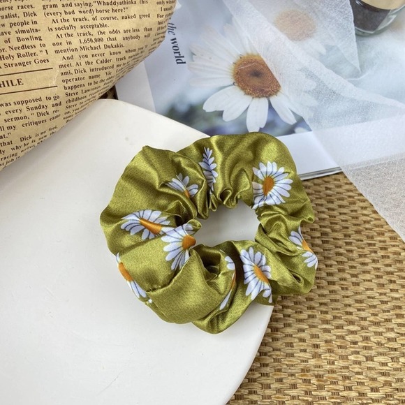 Set of 4 Dainty Daisy Flower Shiny Scrunchies - Picture 5 of 8